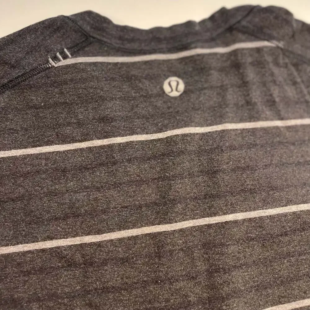 Lululemon Athletica Essential Shirt, Size M/L , V Neck Gray White stripe Preowne